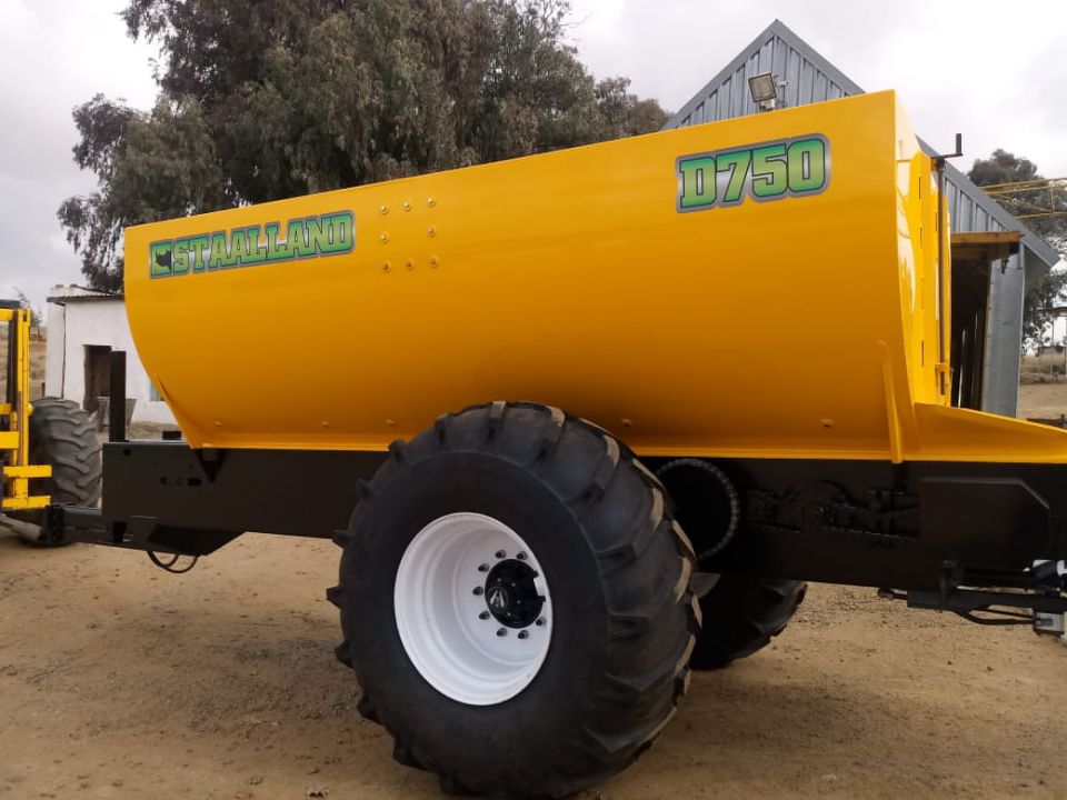D750 LIME AND FERTILIZER SPREADER 2